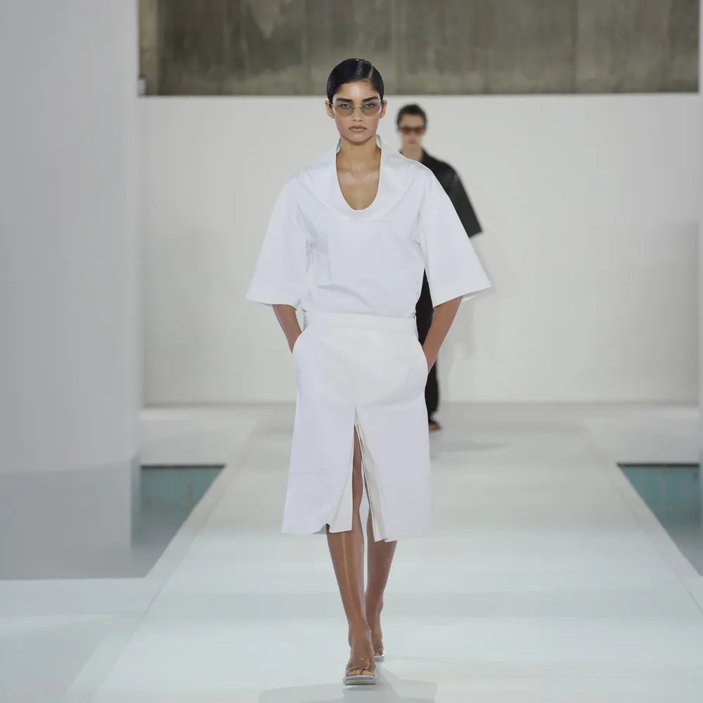 Women3-desk-SSrunway